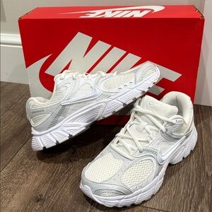 Nike V5 RNR Women's Sneaker - White